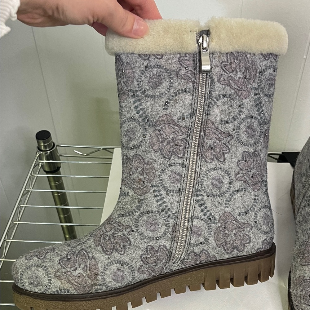 Cozy Floral Winter Boots with Cream Trim - Picture 7 of 10